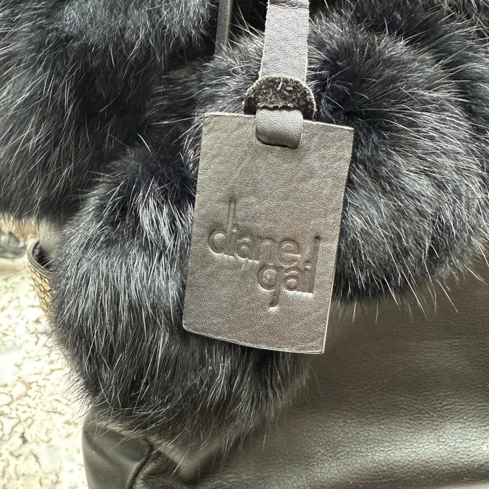 Luxurious Black Fur-Accent Shoulder Bag - Picture 8 of 10
